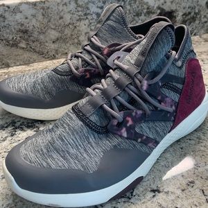 Reebok Size 9 comfortable running shoes